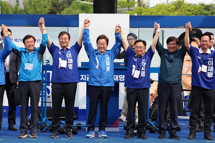 21대 대통령 선거에서 이재명 더불어민주당 대선 후보(이하 대통령)가 승리한 가운데, 충북이 이번 선거에서도 ‘민심 풍향계’ 역할을 담당했다. 사진은 이 대통령이 대선 후보이던 지난달 31일, 충북 청주시 오창프라자1 앞 광장에서 열린 집중유세에서 시민들에게 인사하고 있는 모습. / 뉴시스