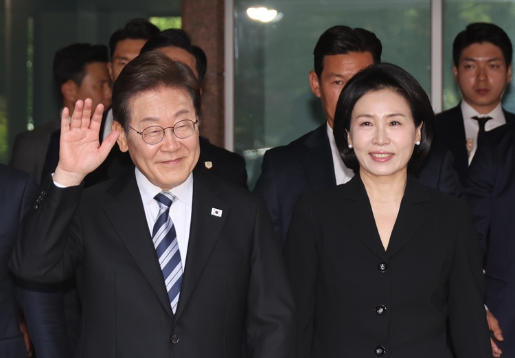제21대 대통령 선거에서 이재명 대통령(왼쪽)이 당선됐다. 이에 사라질 위기에 놓였던 여성가족부가 성평등가족부로 확대‧개편될 것으로 기대가 모아지고 있다. / 뉴시스
