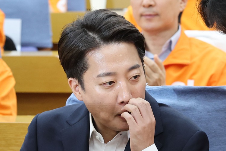 이준석 개혁신당 대선후보가 3일 서울 여의도 국회 의원회관에 마련된 제21대 대통령선거 개표상황실을 방문해 입장을 밝힌 뒤 얼굴을 긁적이고 있다. /뉴시스