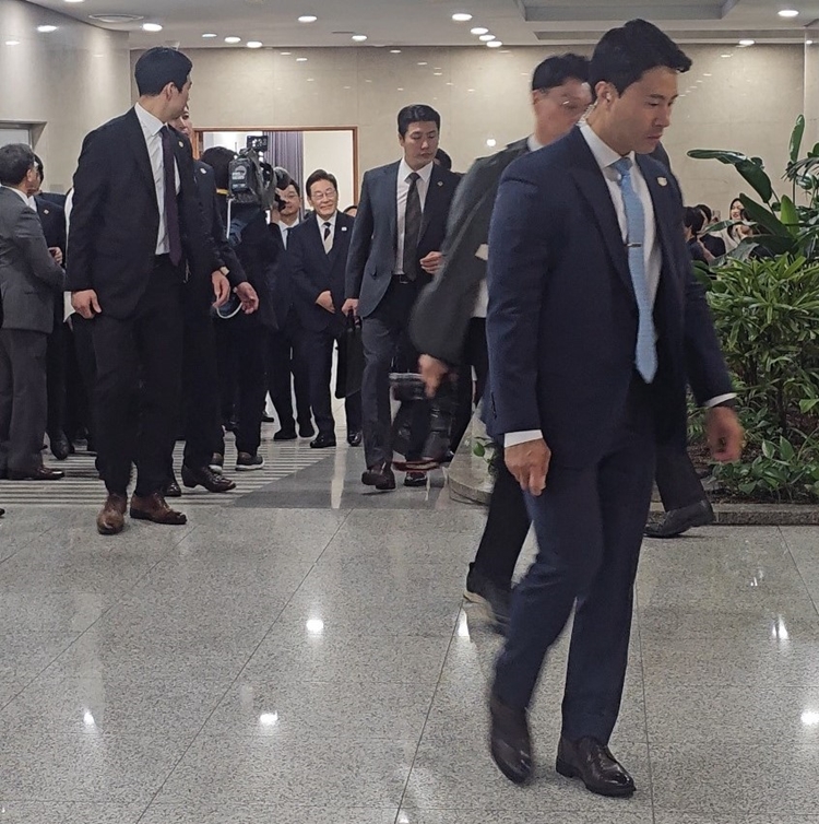 이재명 대통령이 4일 국회 본청 1층에서 청소 근로자들과 인사 후 이동하고 있다. / 전두성 기자