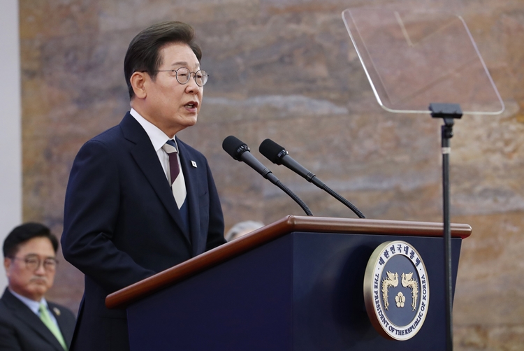 이재명 대통령이 4일 서울 여의도 국회 로텐더홀에서 열린 제21대 대통령 취임 선서식에 참석해 취임사 하고 있다. /국회사진기자단·뉴시스 