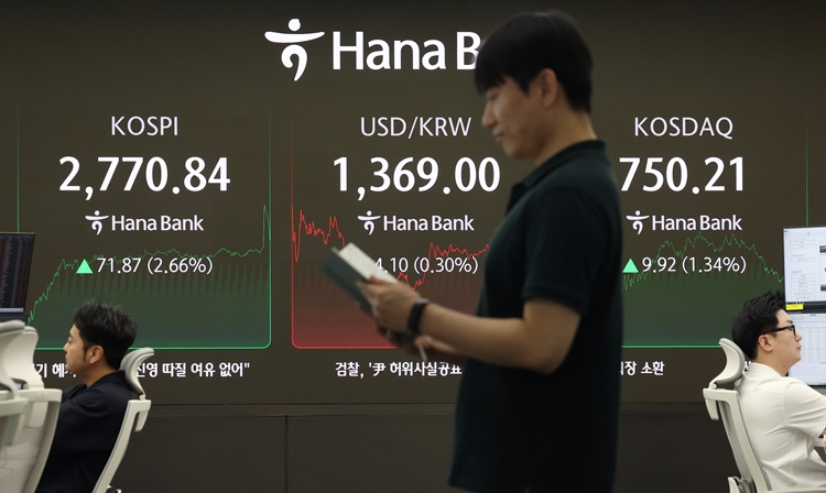  4일 서울 중구 하나은행 딜링룸에서 딜러들이 업무를 보고 있다. 코스피는 전 거래일(2698.97)보다 71.87포인트(2.66%) 급등한 2770.84에, 코스닥 지수는 전 거래일(740.29)보다 9.92포인트(1.34%) 오른 750.21에 거래를 종료했다. / 뉴시스 