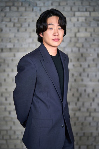 어떤 캐릭터를 만나도 맞춤 옷을 입은 듯 완벽 소화하는 안재홍. / NEW