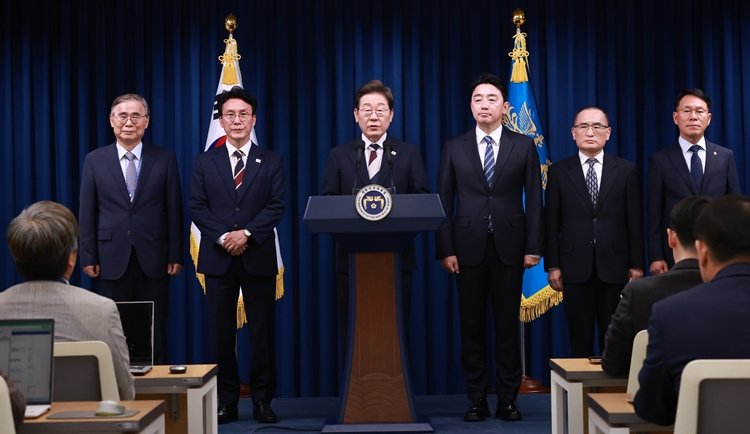 이재명 대통령이 4일 서울 용산 대통령실 청사에서 새 정부 첫 인사 발표를 하고 있다. 왼쪽부터 이종석 국정원장 후보자, 김민석 국무총리 후보자, 이 대통령, 강훈식 비서실장, 위성락 안보실장. (대통령실통신사진기자단) / 뉴시스