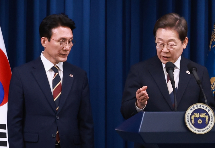 이재명 대통령이 4일 서울 용산 대통령실 청사에서 새 정부 첫 인사 발표를 하고 있다. 왼쪽은 김민석 국무총리 후보자. (대통령실통신사진기자단) / 뉴시스