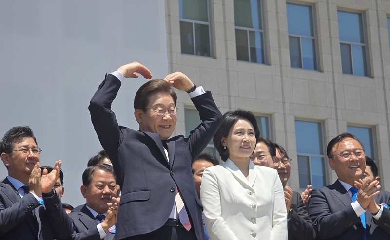 이재명 대통령이 4일 국회의사당 로텐더홀에서 대통령 취임선서를 했다. 취임선서 후 국회의사당 밖으로 걸어 나온 이 대통령은 잔디광장에 모인 국민들을 향해 하트표시로 감사 인사를 전했다. / 사진=김두완 기자