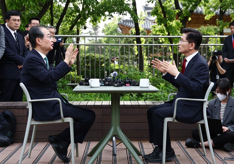 5월 8일 김문수 국민의힘 대선 후보와 한덕수 무소속 대선 후보가 서울 여의도 국회 강변서재 야외에서 단일화 관련 회동을 가졌다.(공동취재) / 뉴시스