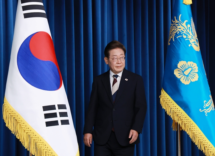 이재명 대통령이 4일 서울 용산 대통령실 청사에서 새 정부 첫 인사 발표를 위해 입장하고 있다. / 뉴시스
