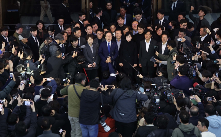 이재명 대통령이 더불어민주당 대표이던 지난해 12월 4일, 국회에서 비상계엄해제요구안이 가결된 뒤 발언하고 있다. / 뉴시스
