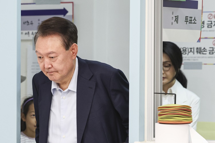 윤석열 전 대통령 내외가 제21대 대통령선거일인 지난 3일 오전 서울 서초구 원명초등학교에 마련된 서초4동 제3투표소로 들어오고 있다.  /뉴시스