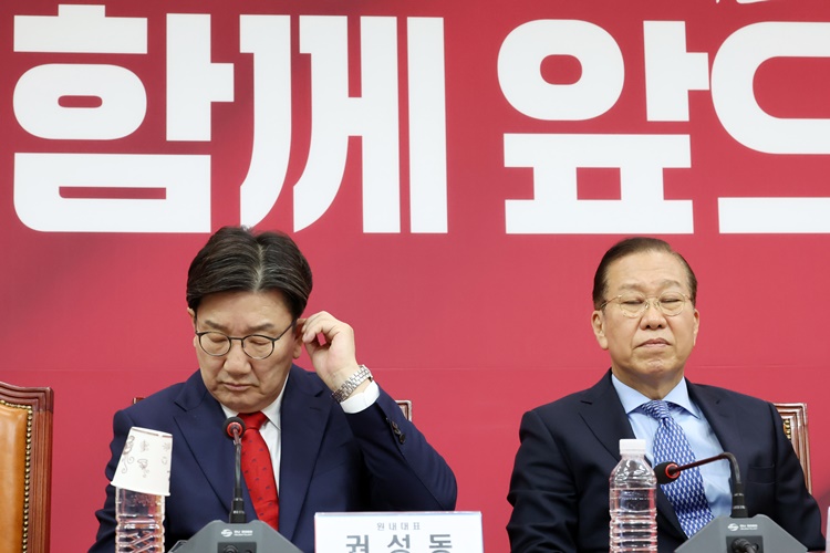 권영세(오른쪽) 국민의힘 비대위원장과 권성동 원내대표가 지난 5월 8일 오전 서울 여의도 국회에서 열린 비상대책위원회의에서 잠시 눈을 감고 생각에 잠겨 있다. /뉴시스