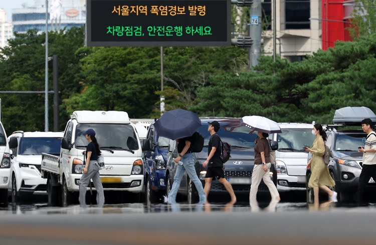 폭염경보가 발령됐던 지난해에 이어 올해도 무더위가 예상되는 가운데, 보건복지부가 여름철 폭염을 대비해 '2025 여름철 취약계층 보호대책'을 마련했다. / 뉴시스