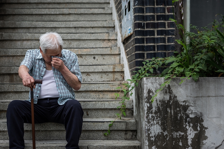 폭염특보 발령 시 노인맞춤돌봄서비스를 이용하고 있는 어르신을 대상으로 생활지원사가 일일 안전 확인을 실시할 예정이다. / 게티이미지뱅크