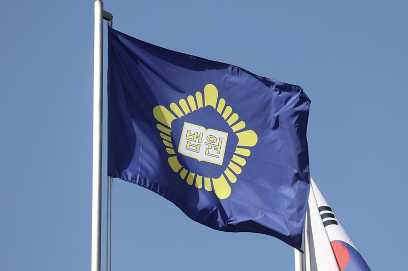 국회 법제사법위원회가 지난 4일 더불어민주당 주도로 현재 14명인 대법관 수를 30명으로 늘리는 법원조직법 개정안을 의결했다. 사진은 5일 오전 서울 서초구 대법원. / 뉴시스 