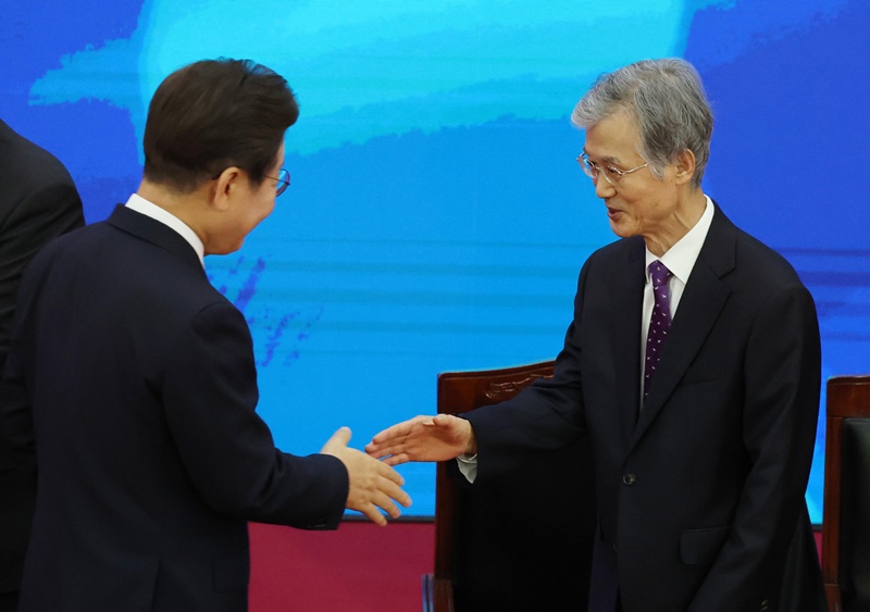 이재명 대통령이 4일 서울 여의도 국회 로텐더홀에서 열린 제21대 대통령 취임선서에서 조희대 대법원장과 악수하고 있다. (국회사진기자단) / 뉴시스