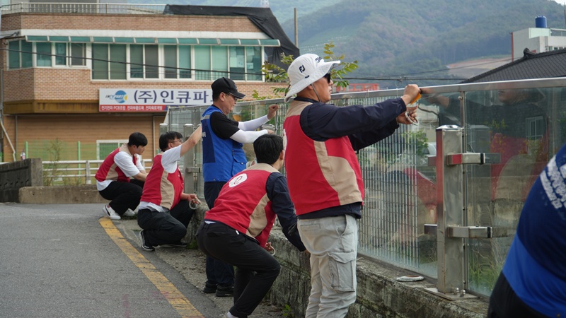 롯데글로벌로지스는 경남 양산시 일대에서 야생조류 투명창 충돌 예방을 위한 점자형 스티커 부착 봉사활동을 진행했다고 밝혔다. / 롯데글로벌로지스 