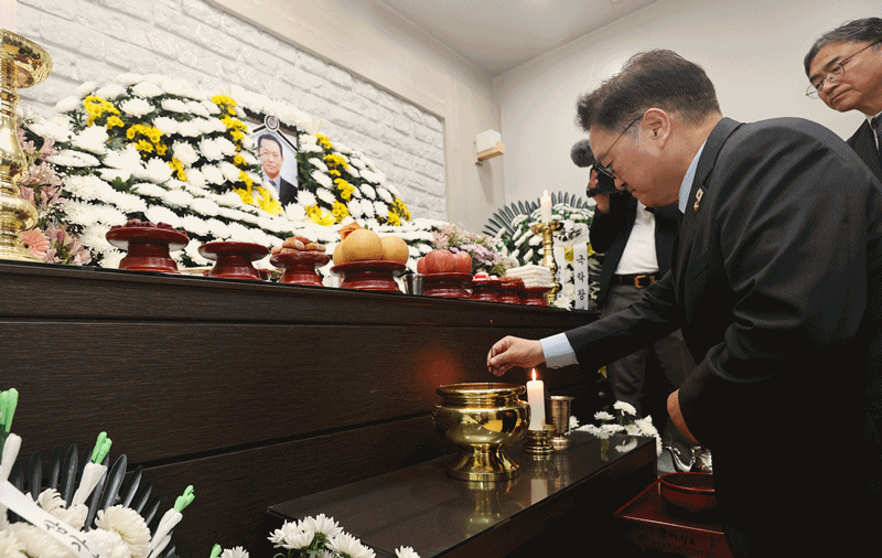 우원식 국회의장은 8일 충남 태안군을 찾아 태안발전소 사망 노동자 고(故) 김충현 씨를 조문했다. / 국회의장실