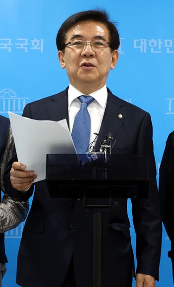 사진은 정일영 더불어민주당 내란은폐 및 알박기 인사 저지 특별위원회 위원장이 지난 4월 28일 오전 서울 여의도 국회 소통관에서 열린 ‘한덕수 대통령 권한대행 국무총리 한국마사회 회장 등 공공기관 알박기 인사를 중단 촉구’ 기자회견을 마치고 취재진의 질문에 답변하고 있는 모습. / 뉴시스