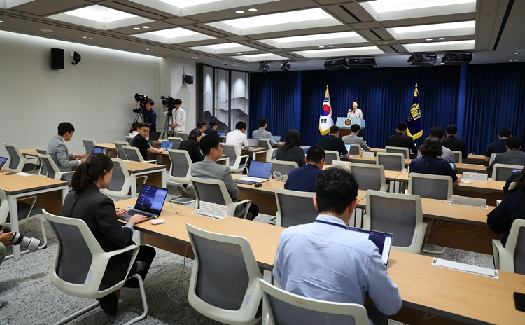 강유정 대변인이 지난 8일 서울 용산 대통령실에서 브리핑룸 정비 관련 브리핑을 하고 있다. / 뉴시스