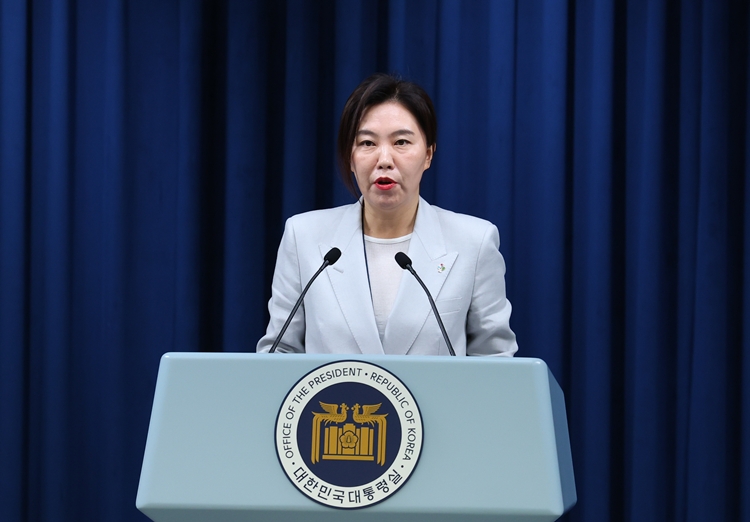 강유정 대변인이 9일 서울 용산 대통령실에서 대통령경호처 관련 브리핑을 하고 있다. / 뉴시스