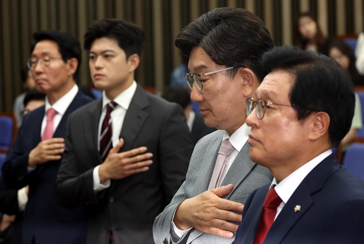 김용태 국민의힘 비상대책위원장과 권성동 원내대표를 비롯한 의원들이 지난 5일 오전 서울 여의도 국회에서 열린 의원총회에서 국민의례를 하고 있다. 왼쪽부터 김상훈 정책위의장, 김 비대위원장, 권 원내대표, 박형수 원내수석부대표.  /뉴시스