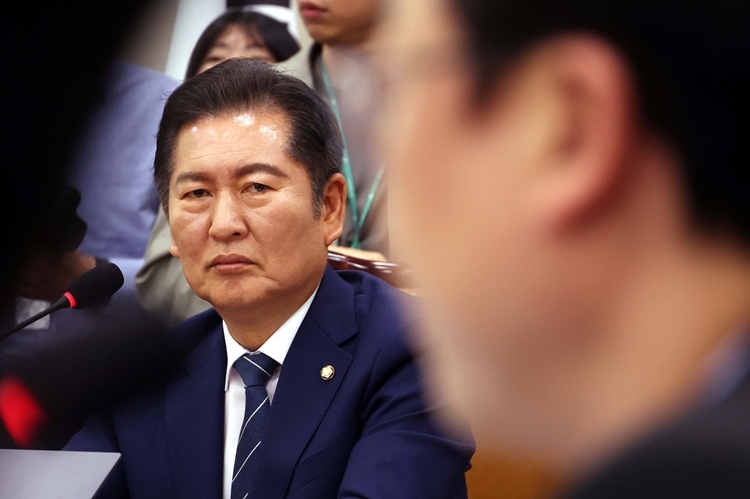 여야가 국회 법제사법위원장 자리를 두고 신경전을 벌이고 있다. 사진은 정청래 법사위원장이 지난달 14일 오전 국회에서 열린 법제사법위원회 전체회의에서 곽규택 국민의힘 의원의 발언을 듣고 있는 모습. / 뉴시스