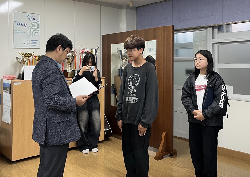 전라남도 영광군에 위치한 영광중앙초등학교에서 ‘요진 어린이 선행상’ 수상이 진행되고 있다. / 요진건설산업