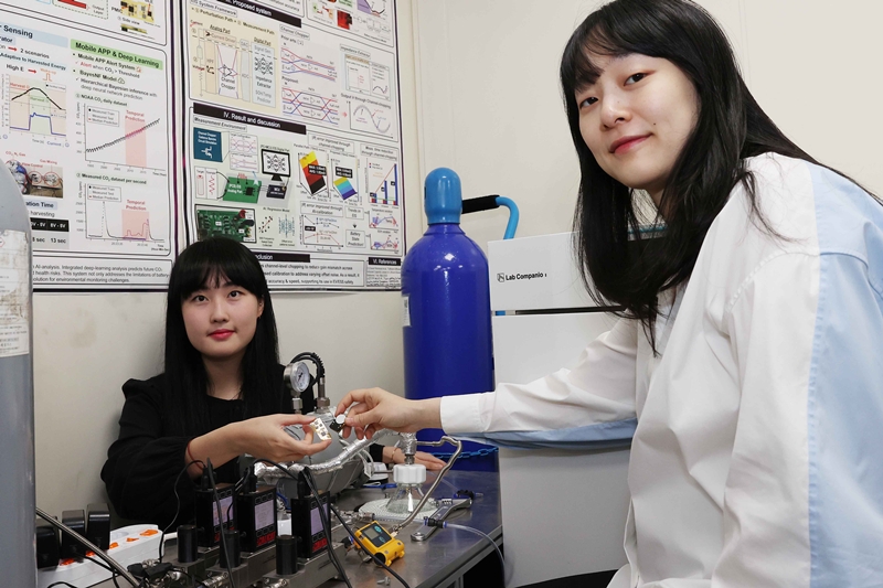 한국과학기술원(KAIST)은 권경하 전기및전자공학부 교수팀이 주변의 미세 진동 에너지를 수확해 주기적인 이산화탄소 농도 측정이 가능한 ‘자가발전형 무선 모니터링 시스템’을 개발했다고 9일 밝혔다. (왼쪽부터) 사진은 연구를 진행한 KAIST 전기및전자공학부 장규림 석사과정, 권경하 교수./ KAIST