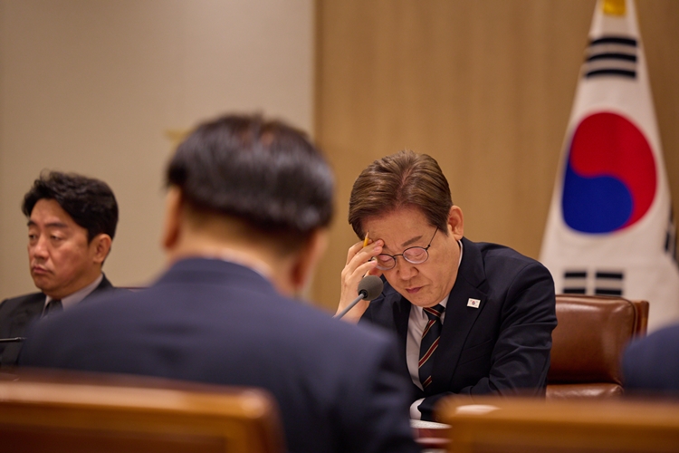 이재명 대통령이 9일 서울 용산구 대통령실 청사에서 열린 2차 비상경제점검 태스크포스(TF)회의를 주재하며 생각에 잠겨 있다. / 대통령실 제공