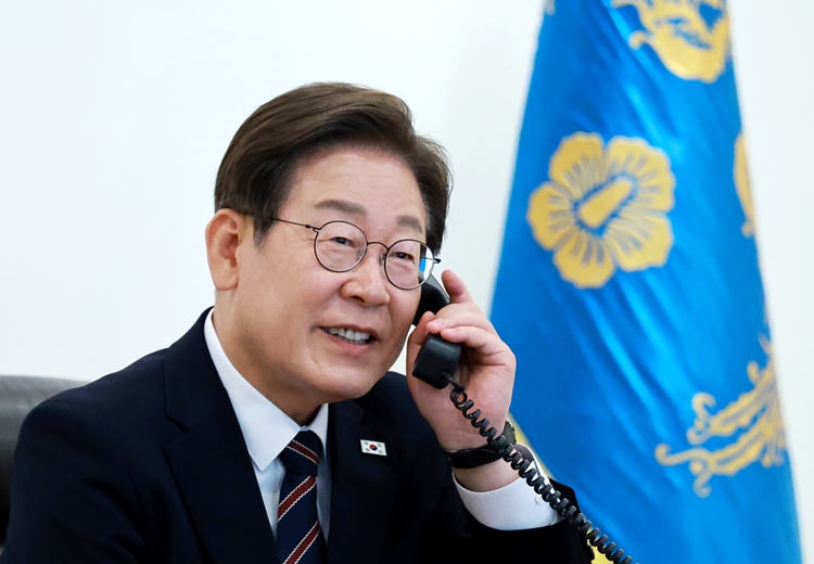 이재명 대통령이 지난 9일 서울 용산구 대통령실 청사 집무실에서 이시바 시게루 일본 총리와 전화 통화를 위해 수화기를 들고 있다. / 뉴시스