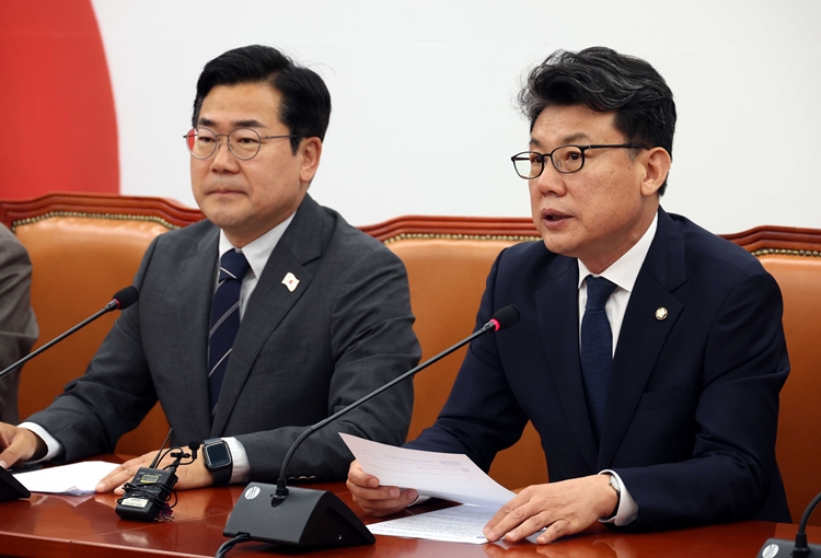 진성준 더불어민주당 정책위의장이 10일 오전 국회에서 열린 원내대책회의에서 발언하고 있다.왼쪽은 박찬대 더불어민주당 당대표 직무대행 겸 원내대표. / 뉴시스