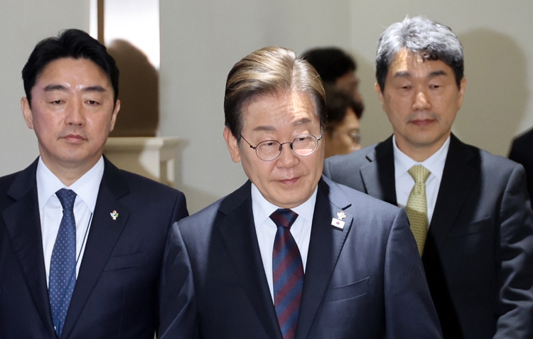 이재명 정부가 10일부터 일주일간 국민으로부터 장·차관과 공공기관장 등 주요 공직 후보자 추천을 받는다. 사진은 이재명 대통령이 10일 서울 용산 대통령실에서 열린 국무회의에 입장하고 있는 모습. / 뉴시스