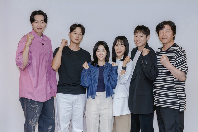 디즈니+ ‘골드랜드’로 뭉친 (왼쪽부터)이광수·이현욱·박보영·문정희·김성철·김희원. / 월트디즈니 컴퍼니 코리아