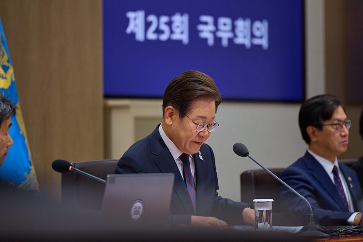 ‘3대(내란·김건희·채상병) 특검법’이 10일 이재명 대통령이 취임 후 주재한 두 번째 국무회의에서 의결됐다. 사진은 이 대통령이 이날 서울 용산 대통령실에서 열린 국무회의를 주재하고 있는 모습. / 뉴시스