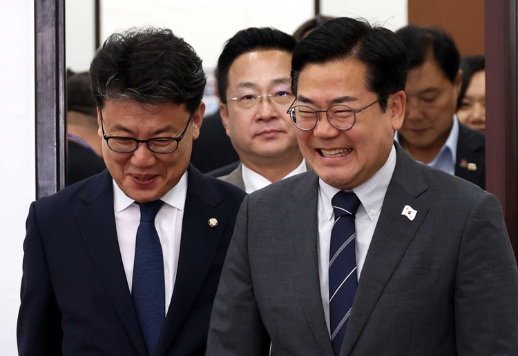 ‘3대 특검' 후보자 추천권을 가진 더불어민주당과 조국혁신당은 후보자 추천에 속도를 낼 전망이다. 사진은 박찬대 민주당 대표 직무대행 겸 원내대표와 진성준(왼쪽) 정책위의장이 10일 오전 국회에서 열린 원내대책회의에 참석하고 있는 모습. / 뉴시스