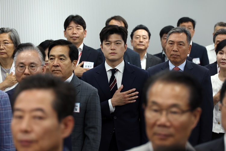 김용태 국민의힘 비상대책위원장이 지난 10일 서울 여의도 당사에서 열린 원외당협위원장 간담회에서 참석자들과 국민의례를 하고 있다. /뉴시스