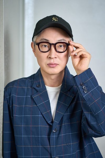 강형철 감독이 영화 ‘하이파이브’로 돌아왔다. / NEW