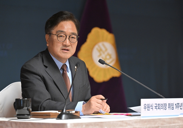 우원식 국회의장이 11일 국회 사랑재에서 열린 취임 1주년 기자간담회에서 발언하고 있다. / 뉴시스