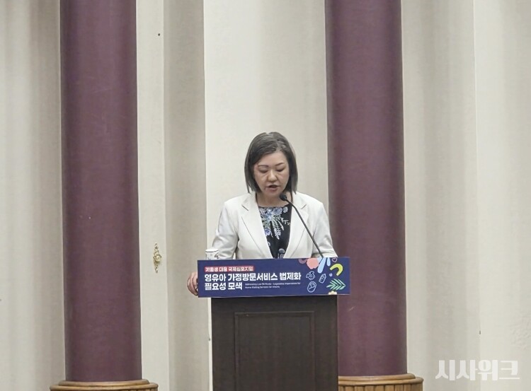 일본의 영유아 가정방문 서비스에 대해 설명하고 있는 차일드 퍼스트 재팬의 야마다 후지코 이사장의 모습. / 사진=이민지 기자