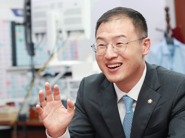 김상욱 더불어민주당 의원이 10일 국회 의원회관 사무실에서 '시사위크'와 인터뷰하는 모습. /시사위크