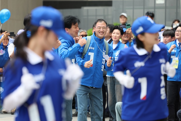 더불어민주당에 입당한 김상욱 의원이 지난 5월 19일 서울 용산구 용산역 광장에서 열린 이재명 더불어민주당 대선 후보의 집중유세에서 유세활동을 하고 있다. /뉴시스