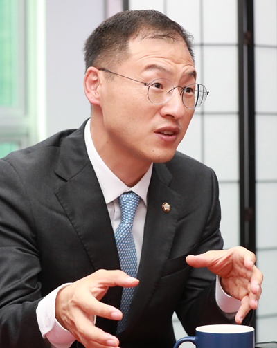 김상욱 의원은 '시사위크'와 만나 "국민의힘에 보수가 없다"고 일침했다. /시사위크