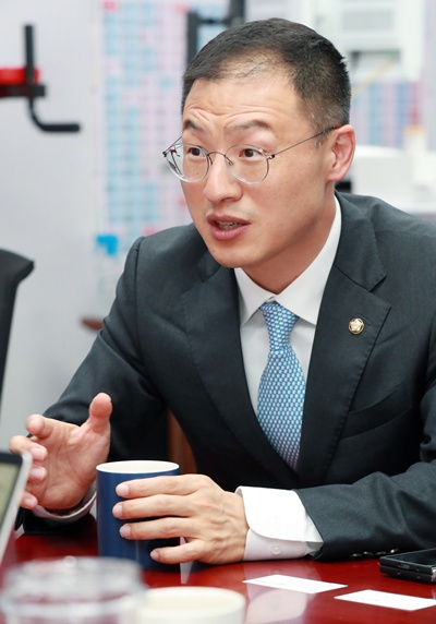 김상욱 의원은 민주당 내에서의 역할에 대해 묻자 "필요하다면 직언도 할 것"이라며 "또 다시 외톨이가 된다 하더라도 그 길을 가야한다고 생각한다"고 말했다. /시사위크