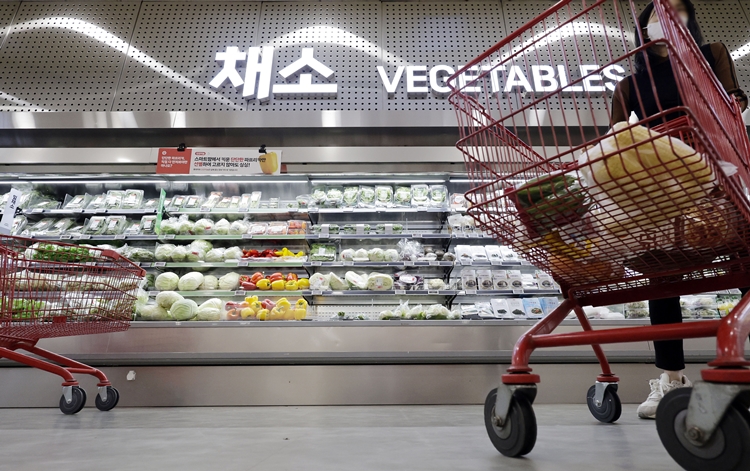 다만 시장 일각에서는 실제로 대형마트 의무휴업 규제가 재개될지는 지켜봐야 한다는 지적이 나온다. / 뉴시스