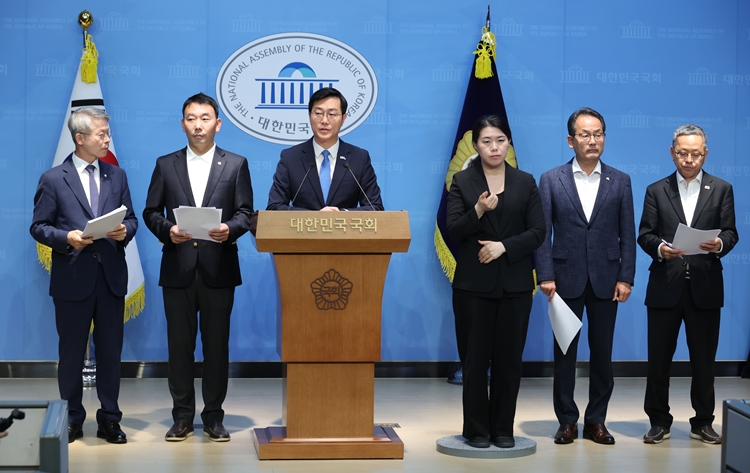 더불어민주당 장경태, 김용민 등 의원들이 11일 국회 소통관에서 검찰 개혁 관련 기자회견을 하고 있다. / 뉴시스