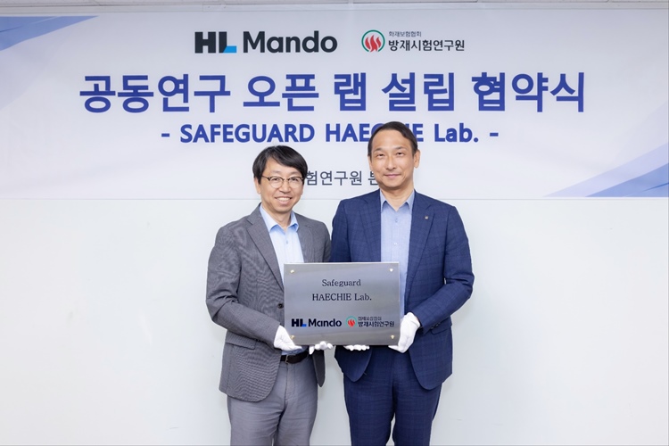 사진은 협약식에서 HL만도 배홍용 부사장(왼쪽)과 방재시험연구원 장영환 원장(오른쪽)이 기념촬영을 하고 있는 모습. /