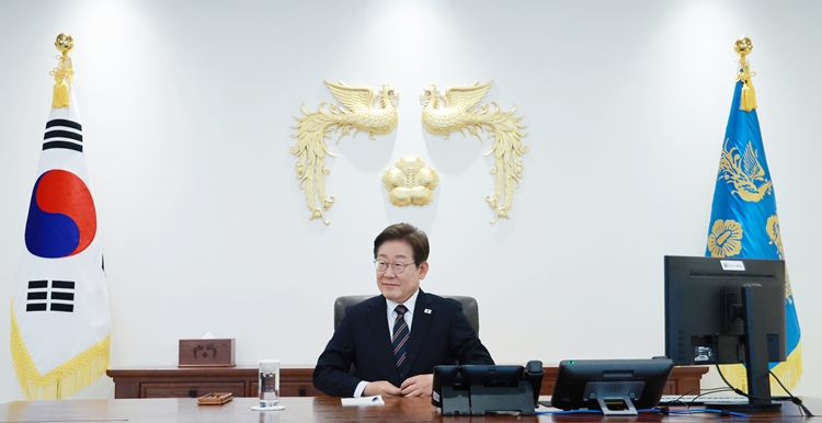 이재명 대통령이 지난 9일 서울 용산구 대통령실 청사 집무실에서 이시바 시게루 일본 총리와 전화 통화를 준비하고 있다. / 뉴시스