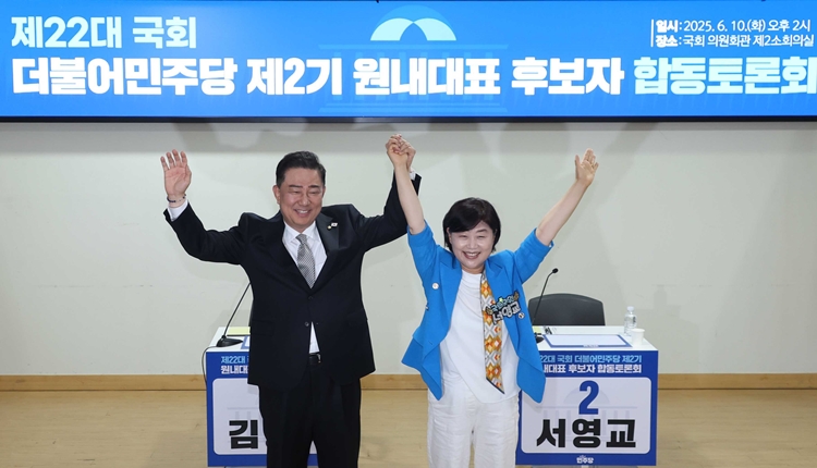 국민의힘 일각에서 국회 법제사법위원장은 야당이 맡아야 한다는 주장이 나오는 가운데, 더불어민주당 원내대표 선거에 출마한 김병기·서영교(기호순) 의원은 ‘협상은 절대 없다’, ‘턱도 없는 소리’ 등의 의견을 내며 선을 그었다.사진은 김 의원과 서 의원이 지난 10일 국회 의원회관 소회의실에서 열린 민주당 2기 원내대표 후보 합동토론회에서 취재진을 향해 포즈를 취하고 있는 모습. / 뉴시스