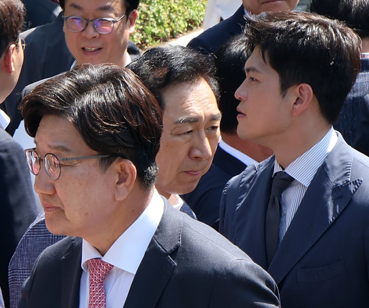 김용태 국민의힘 비상대책위원장과 권성동 원내대표, 김기현 의원이 지난 11일 오전 서울 서초구 서울고등법원에서 법원의 이재명 대통령 공직선거법 위반 파기환송심 추후 지정 결정을 비판하는 현장의원총회를 마치고 굳은 표정으로 이동하고 있다. /뉴시스