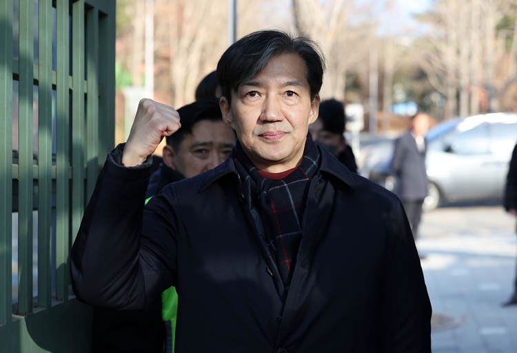 정성호 더불어민주당 의원이 12일 조국 전 조국혁신당 대표에 대한 사면·복권이 필요하다는 의견을 냈다. 사진은 조 전 대표가 지난해 12월 16일 오전 경기도 의왕시 서울구치소로 출석하며 지지자들을 향해 주먹을 쥐고 있는 모습. / 뉴시스